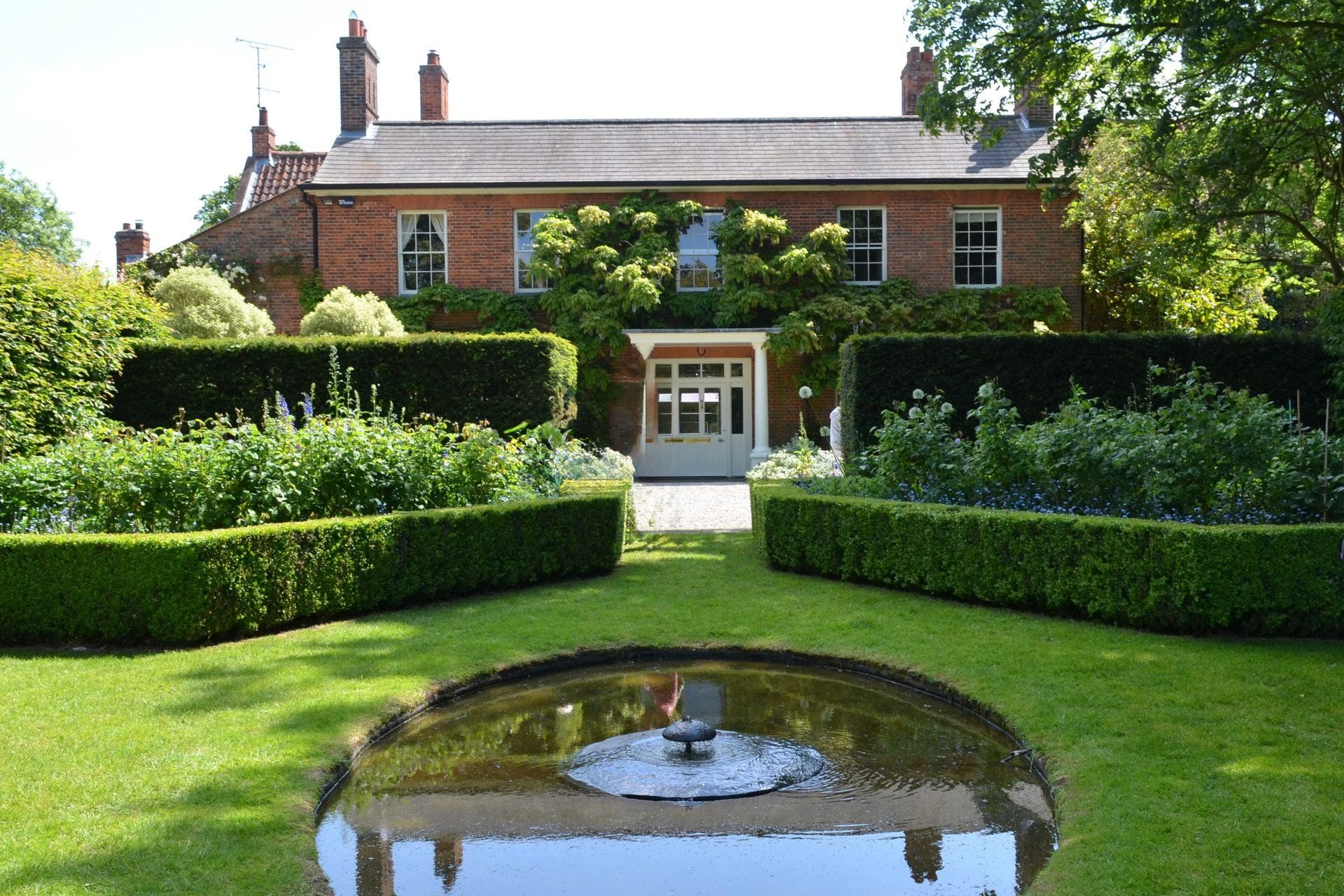 The Garden That Wears Its Seasons: A Study in Colour and Texture